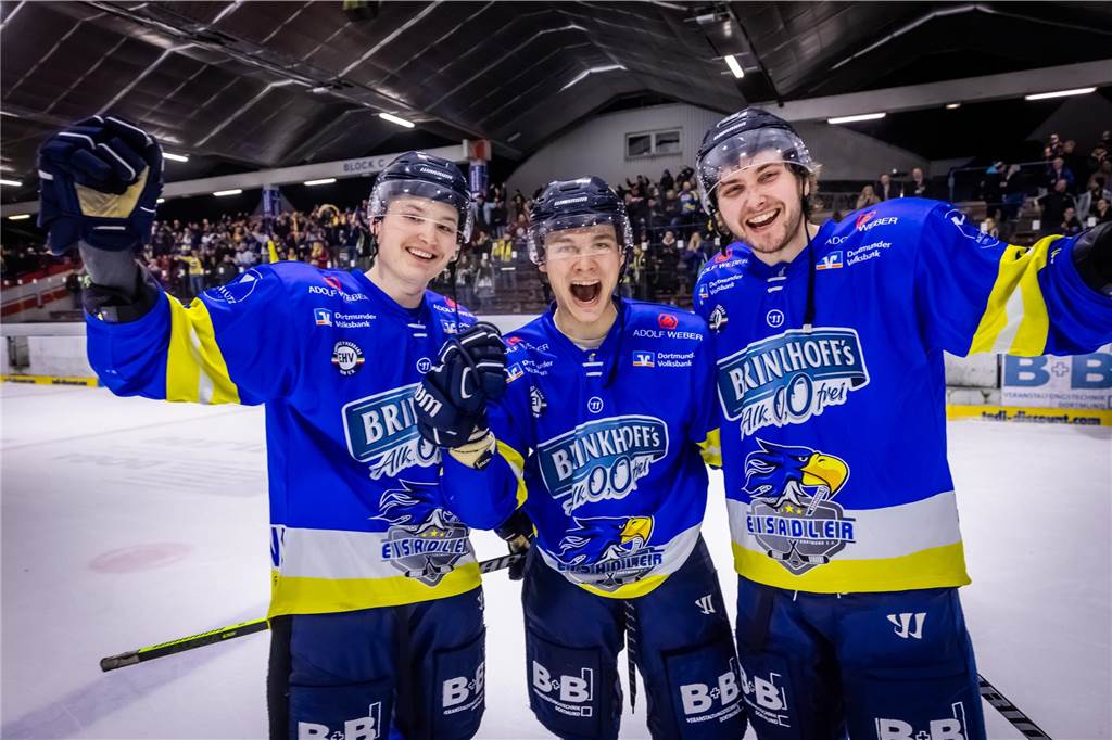 Viel dramatischer ging es kaum. Im entscheidenden Spiel fünf drehen die Eisadler Dortmund im letzten Drittel auf und ziehen ins Playoff-Finale ein.