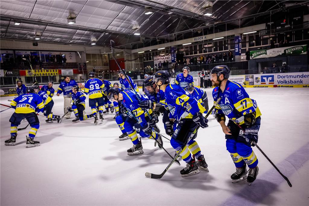Viel dramatischer ging es kaum. Im entscheidenden Spiel fünf drehen die Eisadler Dortmund im letzten Drittel auf und ziehen ins Playoff-Finale ein.