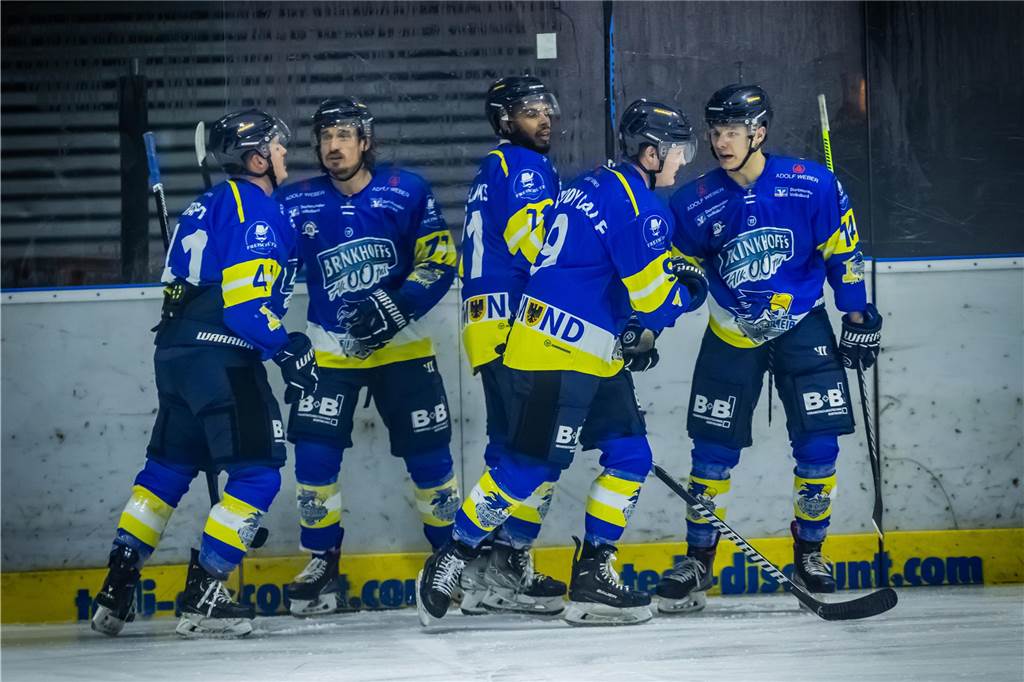Viel dramatischer ging es kaum. Im entscheidenden Spiel fünf drehen die Eisadler Dortmund im letzten Drittel auf und ziehen ins Playoff-Finale ein.