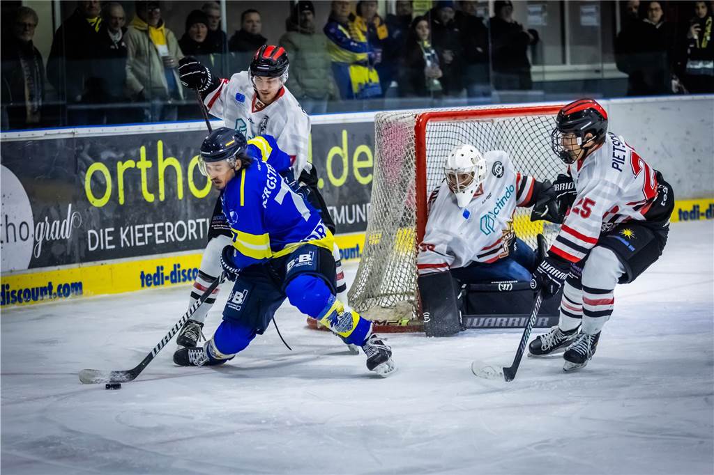 Viel dramatischer ging es kaum. Im entscheidenden Spiel fünf drehen die Eisadler Dortmund im letzten Drittel auf und ziehen ins Playoff-Finale ein.