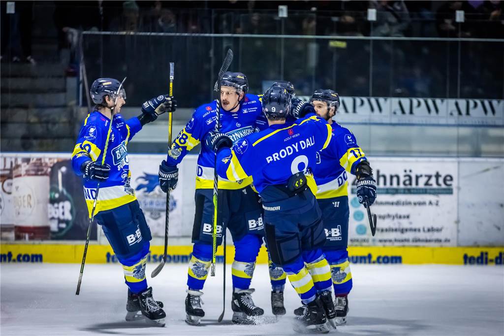 Viel dramatischer ging es kaum. Im entscheidenden Spiel fünf drehen die Eisadler Dortmund im letzten Drittel auf und ziehen ins Playoff-Finale ein.