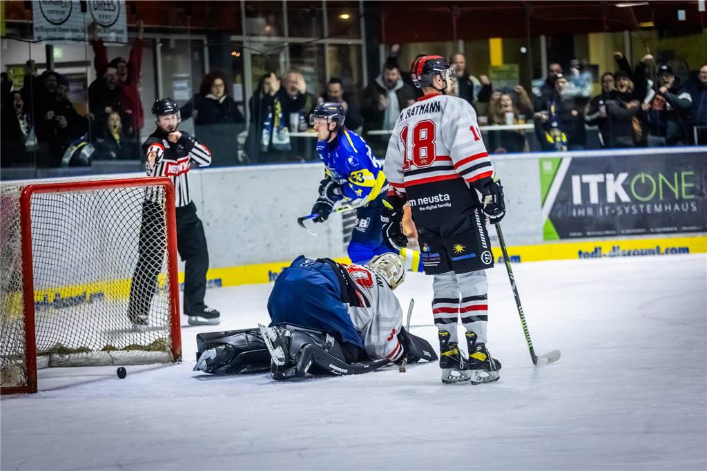 Viel dramatischer ging es kaum. Im entscheidenden Spiel fünf drehen die Eisadler Dortmund im letzten Drittel auf und ziehen ins Playoff-Finale ein.