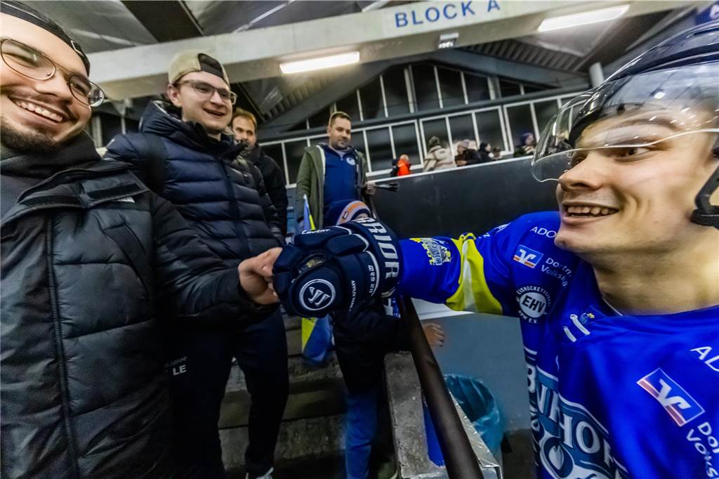 Viel dramatischer ging es kaum. Im entscheidenden Spiel fünf drehen die Eisadler Dortmund im letzten Drittel auf und ziehen ins Playoff-Finale ein.