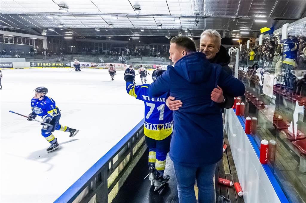 Viel dramatischer ging es kaum. Im entscheidenden Spiel fünf drehen die Eisadler Dortmund im letzten Drittel auf und ziehen ins Playoff-Finale ein.