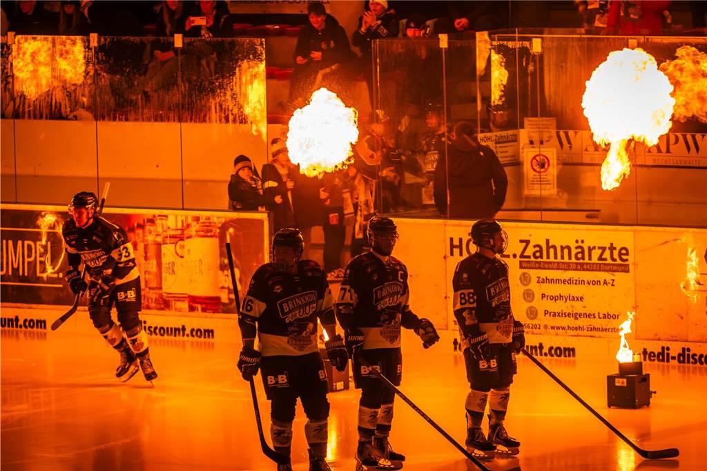 Viel dramatischer ging es kaum. Im entscheidenden Spiel fünf drehen die Eisadler Dortmund im letzten Drittel auf und ziehen ins Playoff-Finale ein.