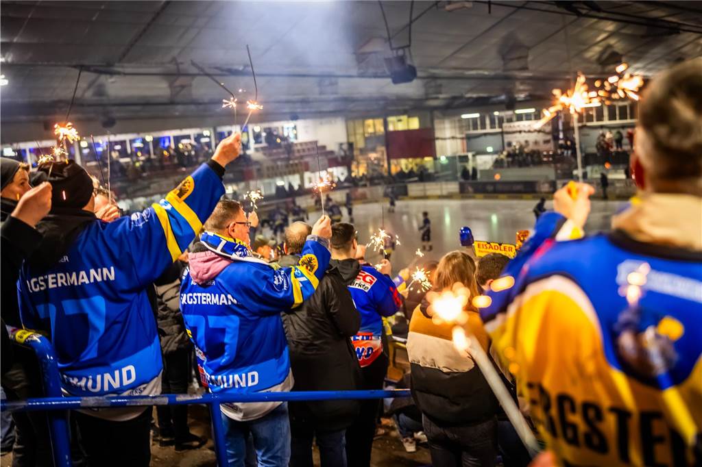 Viel dramatischer ging es kaum. Im entscheidenden Spiel fünf drehen die Eisadler Dortmund im letzten Drittel auf und ziehen ins Playoff-Finale ein.