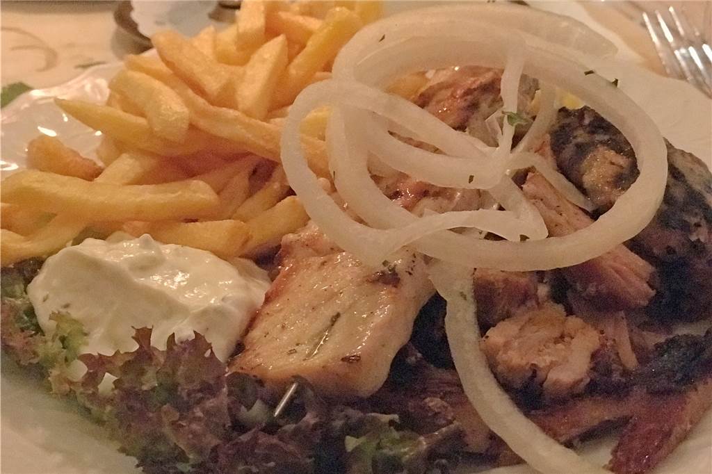 Viel Fleisch, viel Zwiebeln: Das ist die Korfu-Platte.