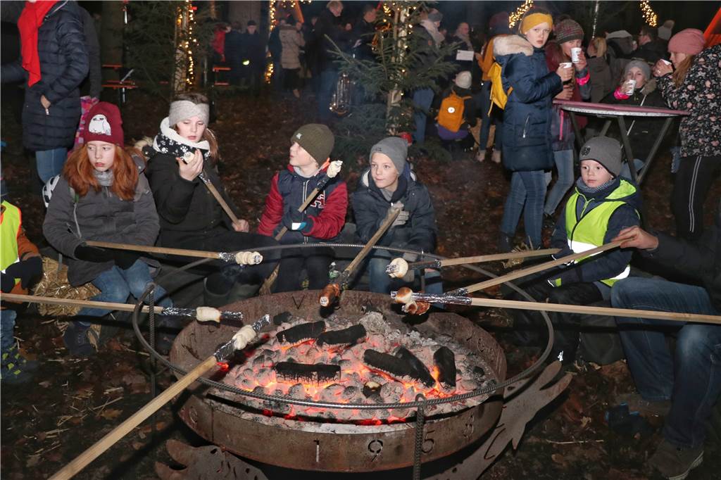 Viel Freude hatten die Kinder beim Stockbrot backen.