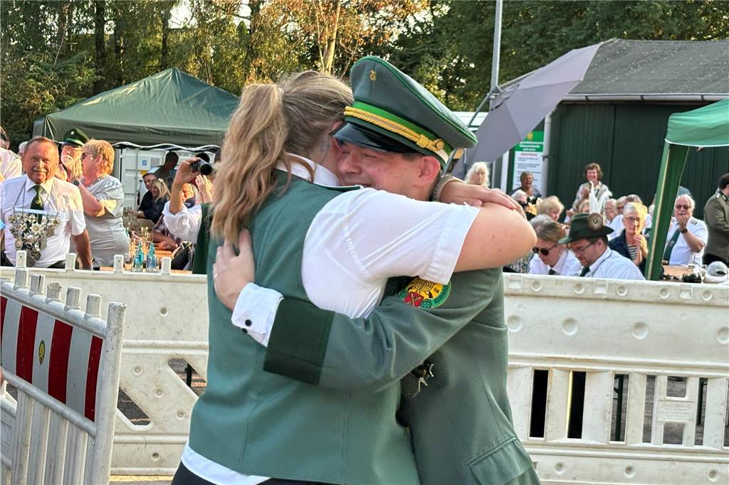 Viel Freude und Freudentränen bei der neuen Königin Désirée Burk mit ihrem Ehemann und nun auch Prinzgemahl Meinolf Burk.