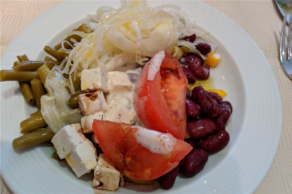 Das Steakhaus am Gabelpunkt überzeugt mit gut gemachten Klassikern für Fleischliebhaber Viel frisches zur Auswahl: Der Salat vom Büffet.