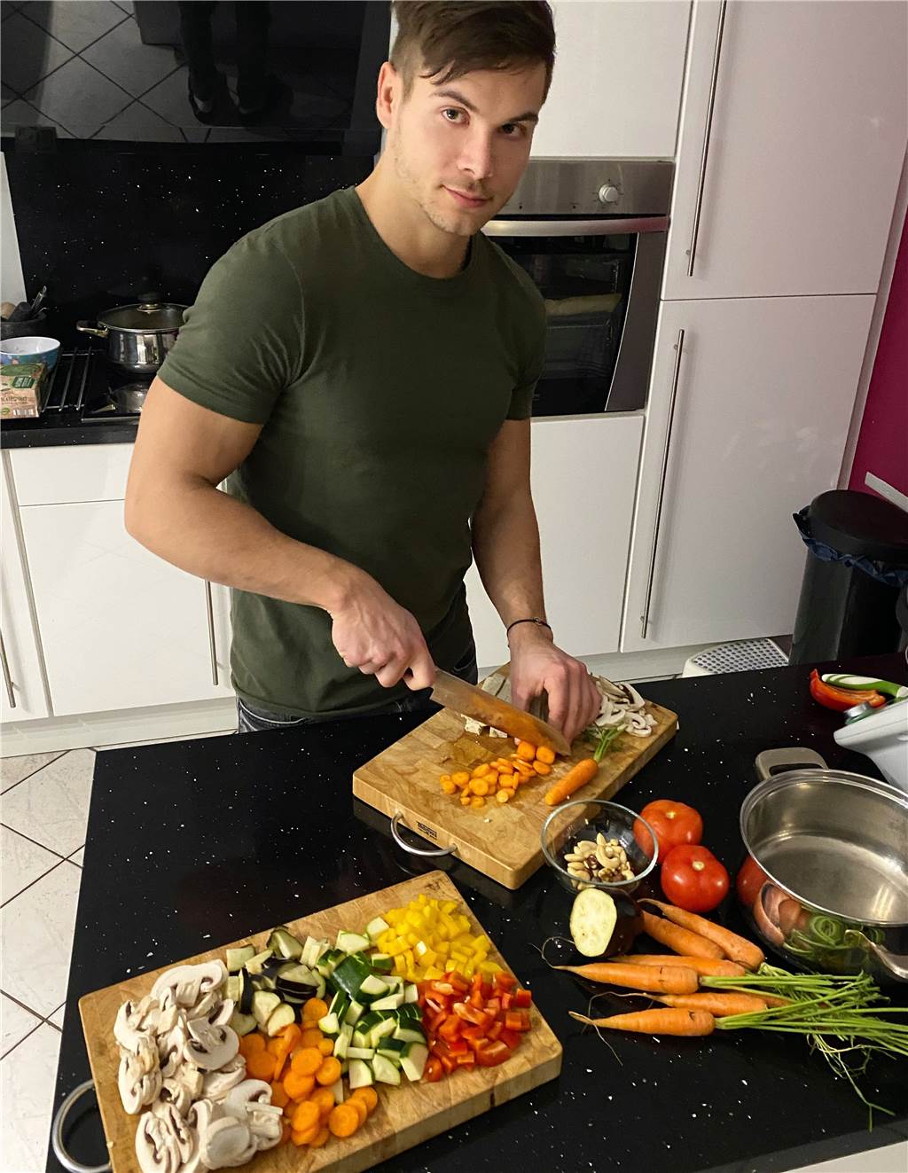 Tschüss Steak, hallo Linsenburger: Wie Sportler Veganismus und fast tägliches Training vereinen Viel Gemüse steht auf dem Speiseplan von Matthias Moj, der hier für sein Abendessen fleißig Möhren schnibbelt.