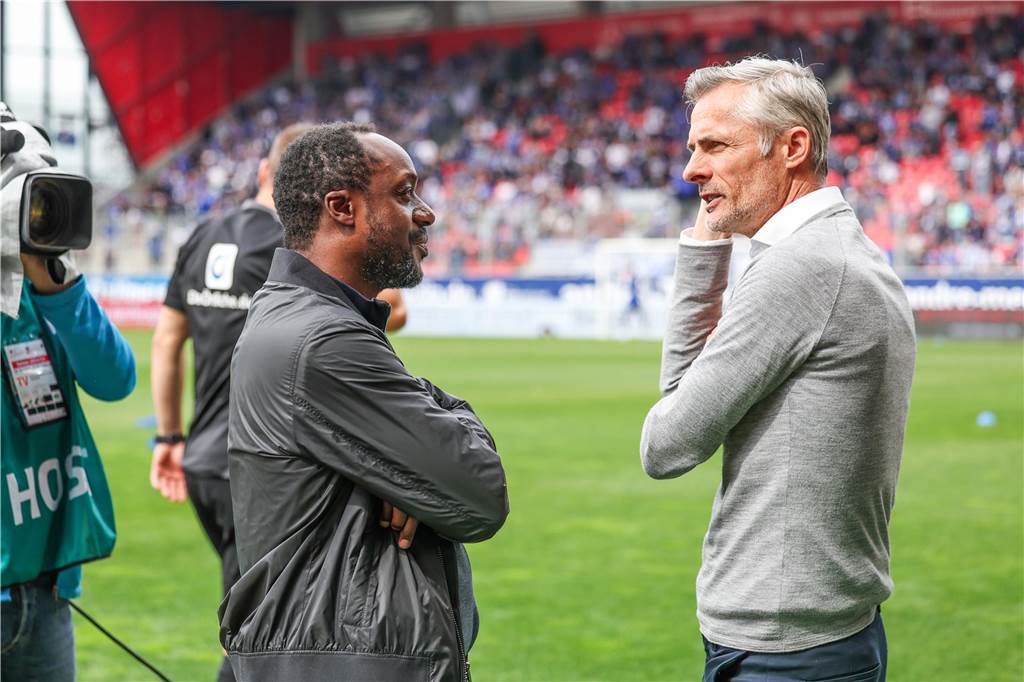 Schalke-Kapitän stellt die Charakterfrage: Viel Gesprächsbedarf: Ben Manga und Kees van Wonderen.