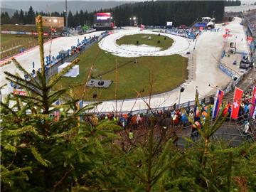 Viel Grün bestimmt das Bild im gut gefüllten Biathlon-Stadion in Oberhof. Foto: Martin Schut