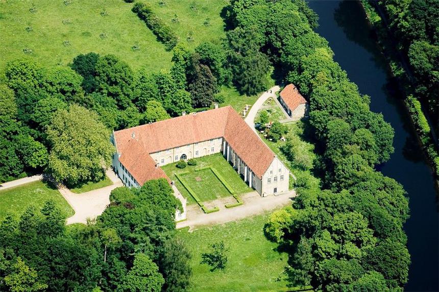 Klosterschloss Bentlage: Eine Landschaft wie im Film Viel Grün, die Ems in der Nähe – das Kloster lohnt schon allein einen Besuch wegen der malerischen Landschaft.