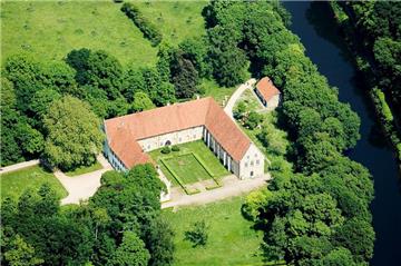 Viel Grün, die Ems in der Nähe – das Kloster lohnt schon allein einen Besuch wegen der malerischen Landschaft. 