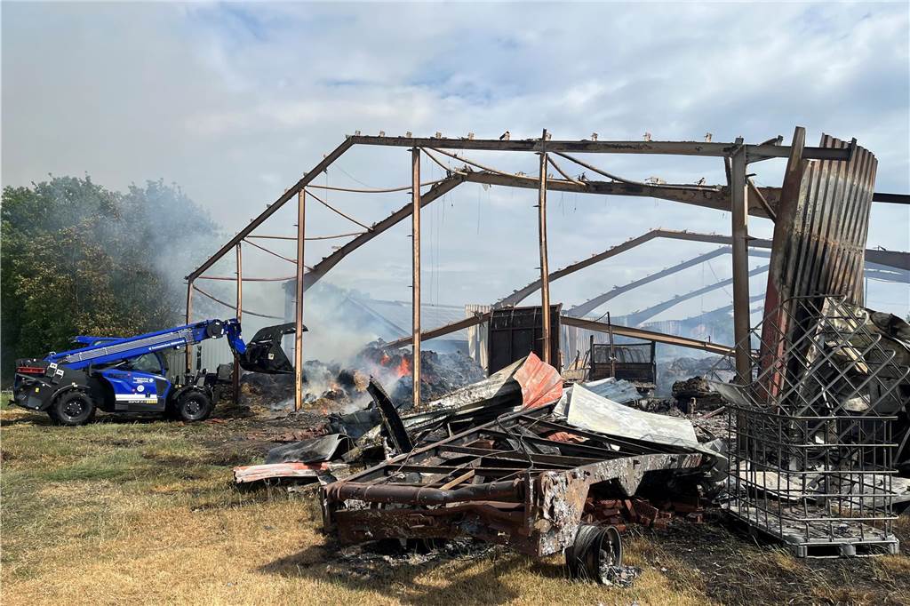 Halle in Crosewick komplett ausgebrannt: Großeinsatz für Vredener Feuerwehr Viel ist von der Halle nach dem Brand nicht mehr übrig.