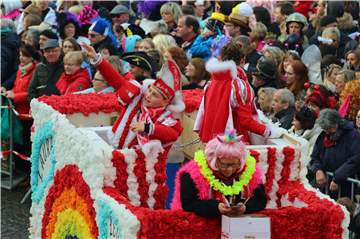 Viel Kamelle gibt es wieder beim Rosenmontagsumzug.