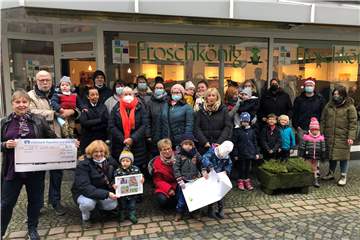 Viel Lob gab es von den Mitarbeitern und Mitarbeiterinnen der Kitas und Kindertagespflege-Einrichtungen für den Raesfelder Froschkönig. Die 16 ehrenamtlich arbeitenden Frauen dort unterstützen die Kinder mit insgesamt 2750 Euro.