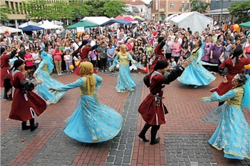 Viel los auf dem Marktplatz: So sah es beim Multikulturellen Stadtfest vor einigen Jahren aus.