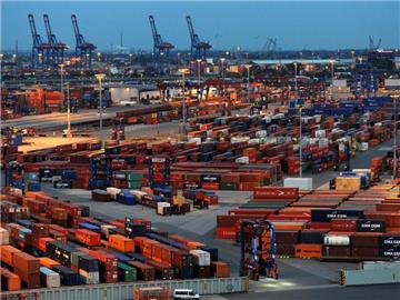 Viel los im Hamburger Hafen, aber die Zahlen zeigen eine Stagnation bei den deutschen Ausfuhren. Foto: Angelika Warmuth