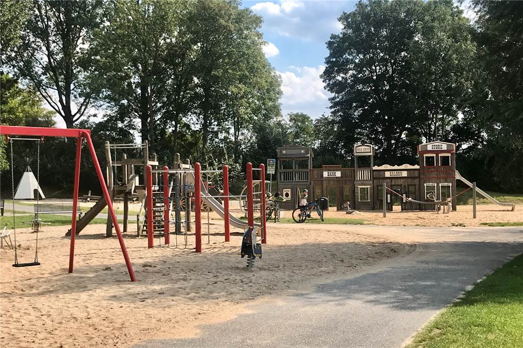 Spielgeräte am Ahauser Monte Klamotte begeistern Kinder und Jugendliche Viel los ist an diesem Nachmittag nicht.