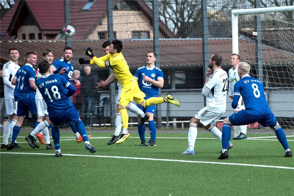 Viel los vor dem Kasten von Marvin Niehaus - am Ende unterlagen die Lippramsdorfer dem SV Heek mit 1:4.