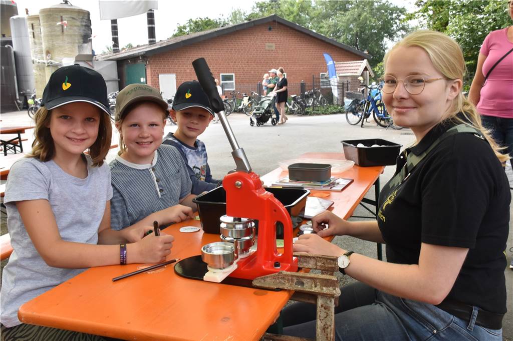 Video und viele Fotos: Mit der Fietse zum Hof – viele erlebten „Land(wirt)schaft Viel los war an der Buttonmaschine.
