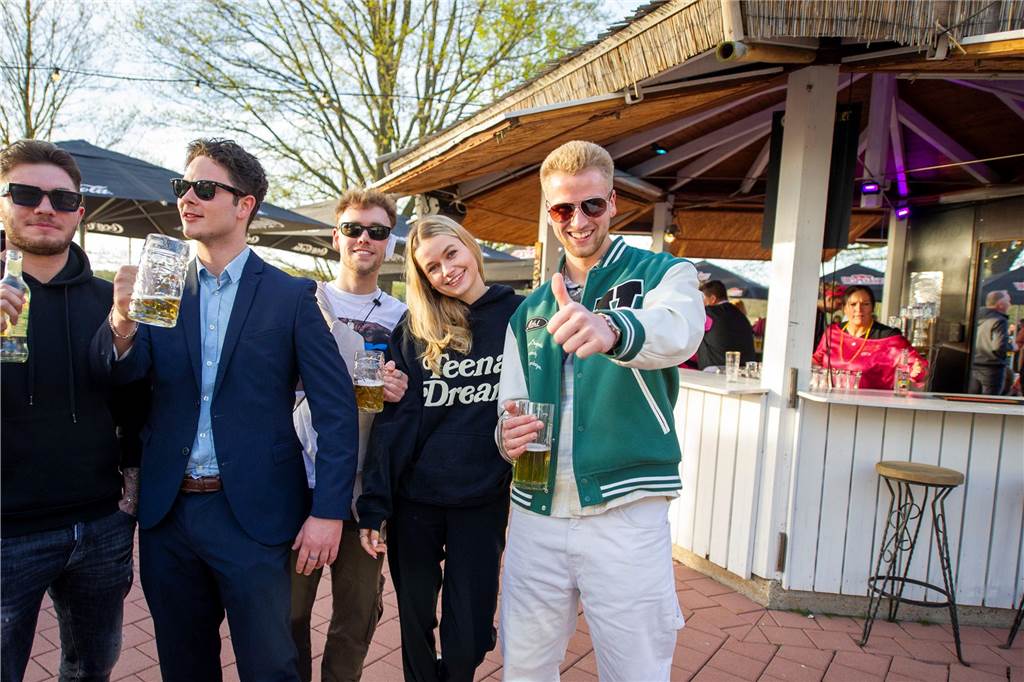 Viel los war beim Tanz in den Mai in der Sunset Beach Bar.