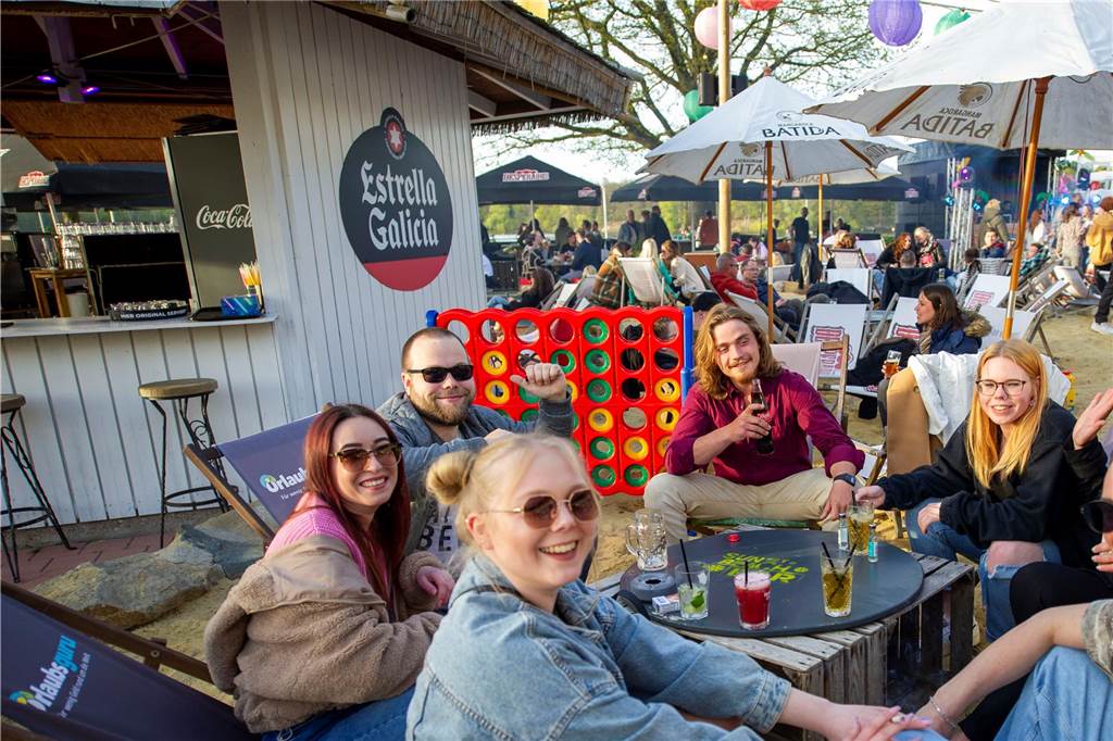 Viel los war beim Tanz in den Mai in der Sunset Beach Bar.