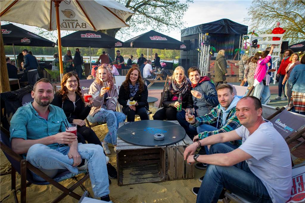 Viel los war beim Tanz in den Mai in der Sunset Beach Bar.