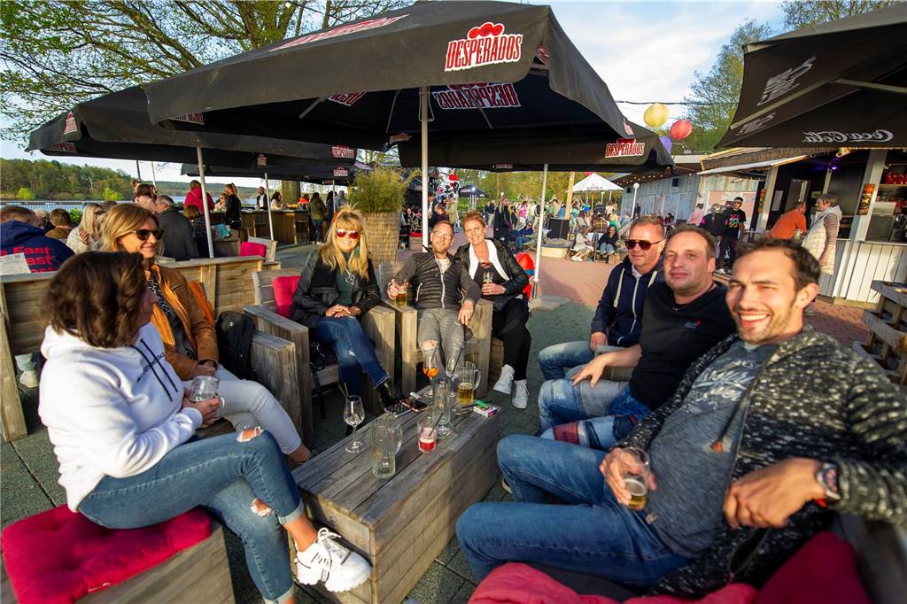 Viel los war beim Tanz in den Mai in der Sunset Beach Bar.