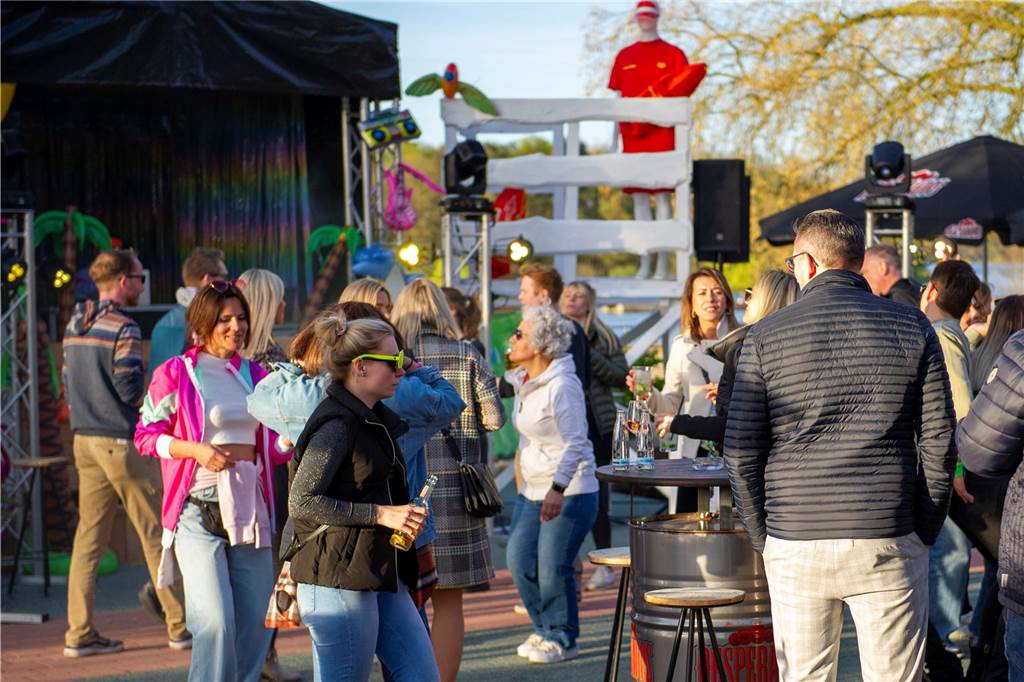 Viel los war beim Tanz in den Mai in der Sunset Beach Bar.