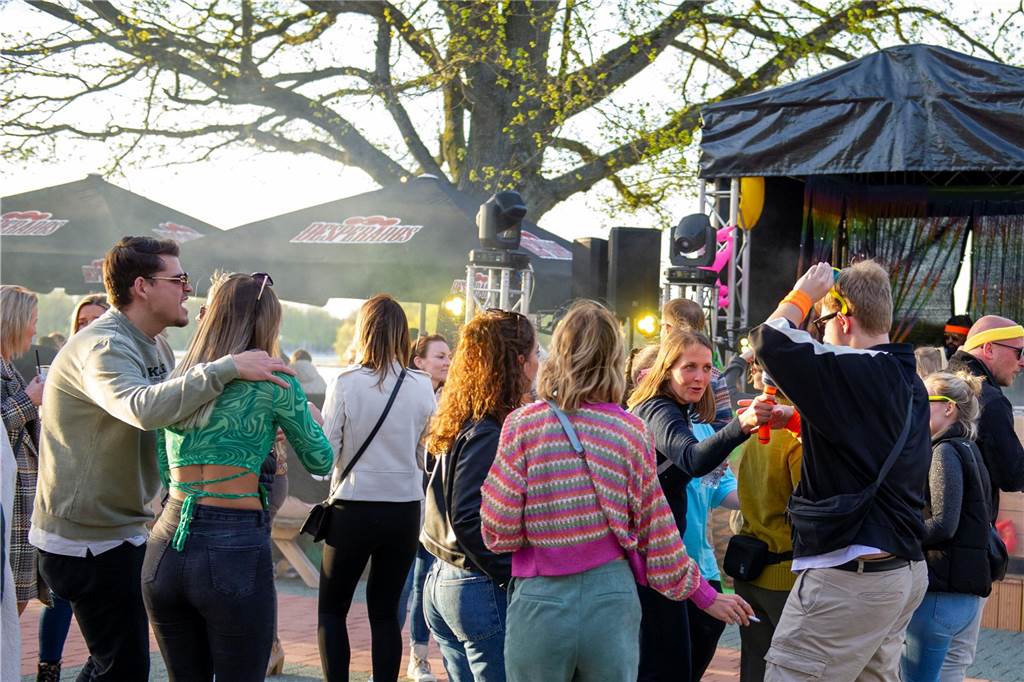 Viel los war beim Tanz in den Mai in der Sunset Beach Bar.