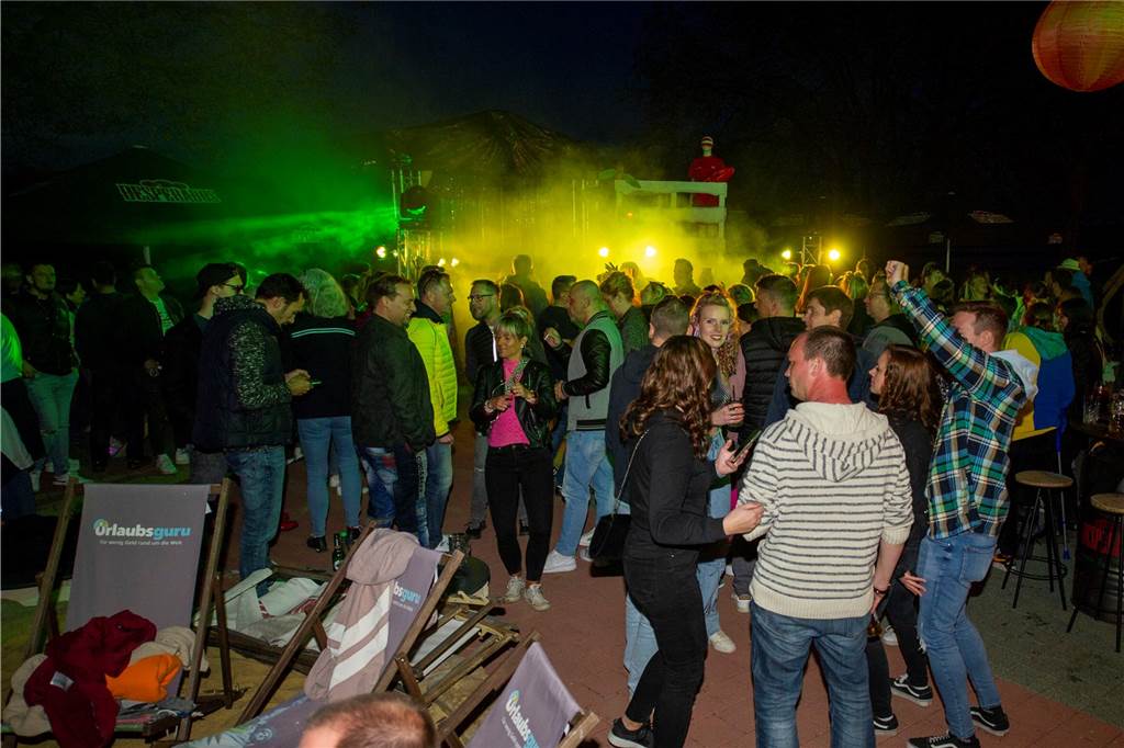 Viel los war beim Tanz in den Mai in der Sunset Beach Bar.