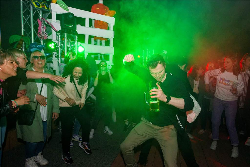 Viel los war beim Tanz in den Mai in der Sunset Beach Bar.