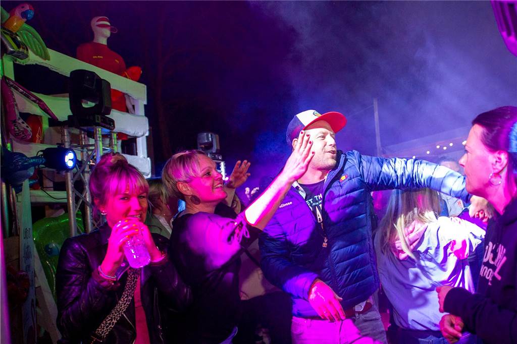 Viel los war beim Tanz in den Mai in der Sunset Beach Bar.