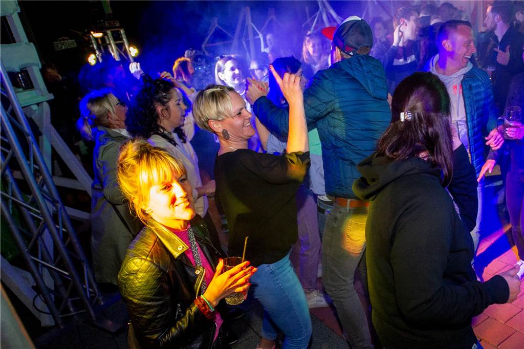 Viel los war beim Tanz in den Mai in der Sunset Beach Bar.