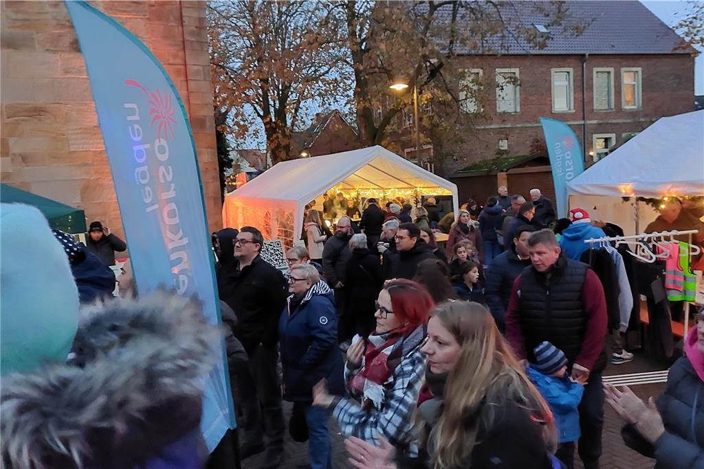 St. Brigida erstrahlt wieder: Alle Infos zum Legdener Weihnachtsmarkt Blick auf den Legdener Weihnachtsmarkt.