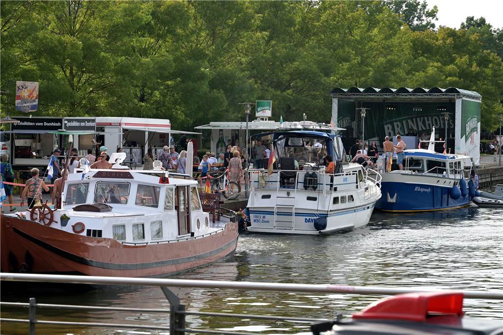 Preußenhafenfest 2023: Viele Bilder vom sommerlichen Auftakt am Freitag Viel los zum Auftakt: Das Preußenhafenfest ist am Freitag bei bestem Wetter mit vielen Besuchern gestartet.