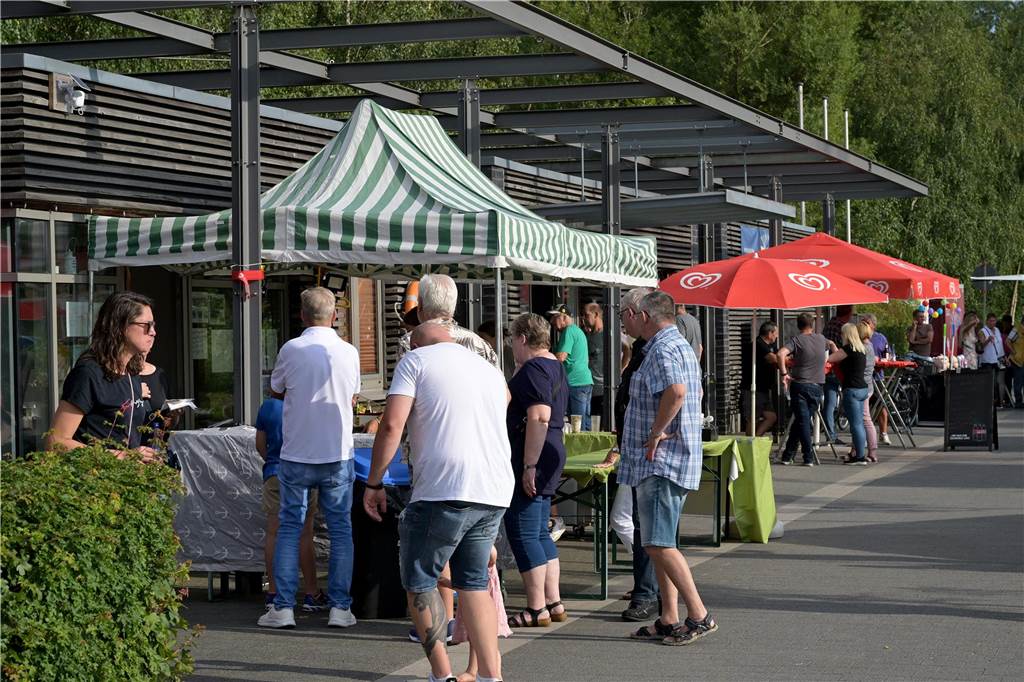 Viel los zum Auftakt: Das Preußenhafenfest ist am Freitag bei bestem Wetter mit vielen Besuchern gestartet.
