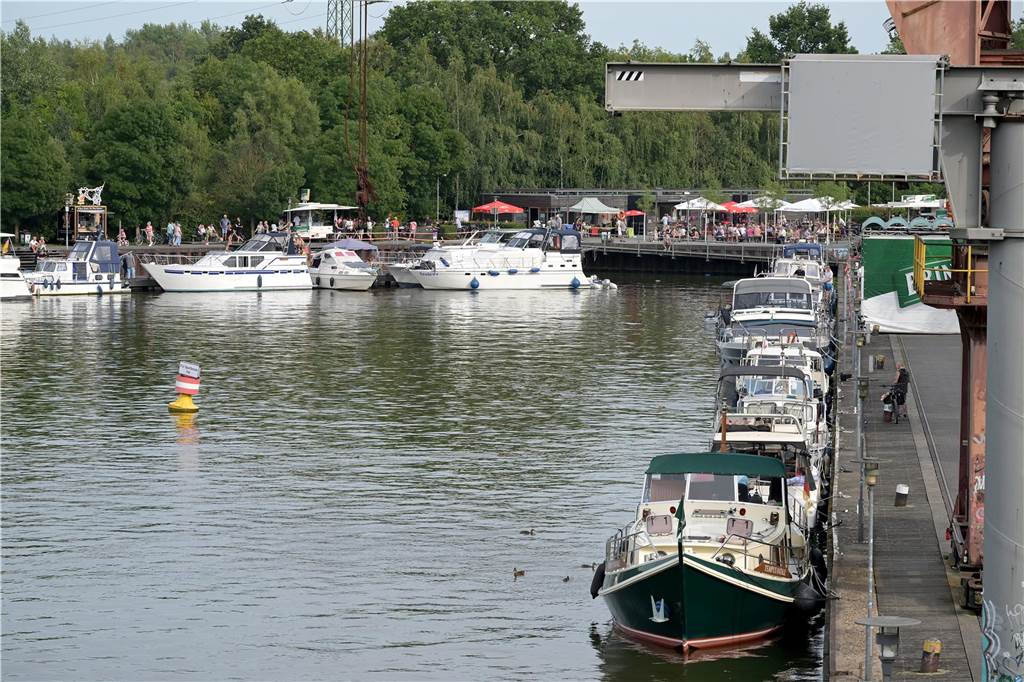 Viel los zum Auftakt: Das Preußenhafenfest ist am Freitag bei bestem Wetter mit vielen Besuchern gestartet.