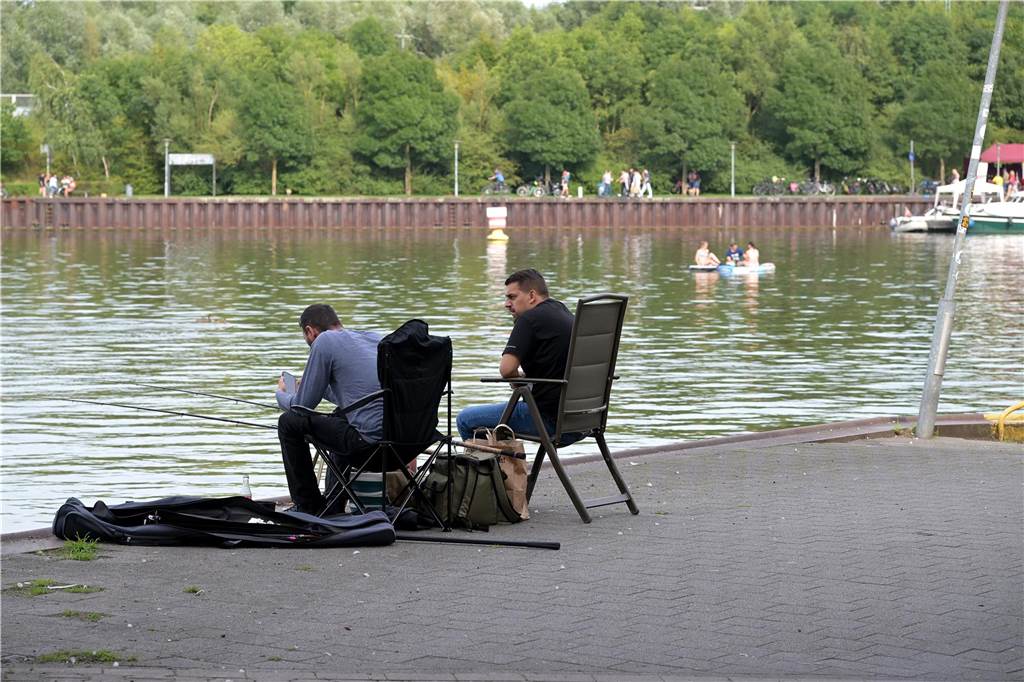 Viel los zum Auftakt: Das Preußenhafenfest ist am Freitag bei bestem Wetter mit vielen Besuchern gestartet.