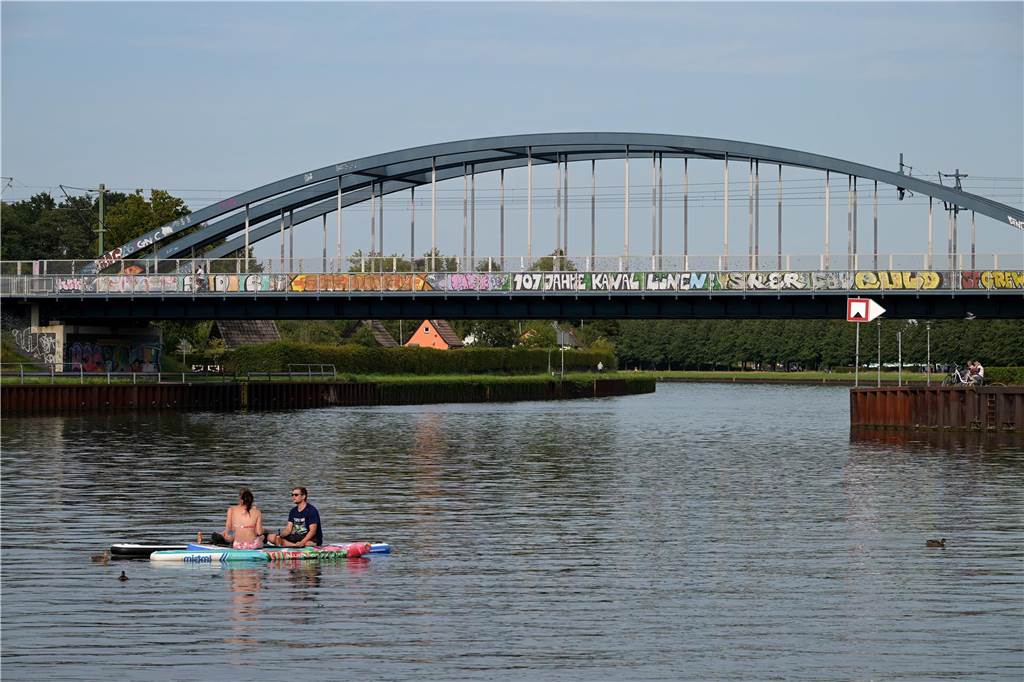 Viel los zum Auftakt: Das Preußenhafenfest ist am Freitag bei bestem Wetter mit vielen Besuchern gestartet.