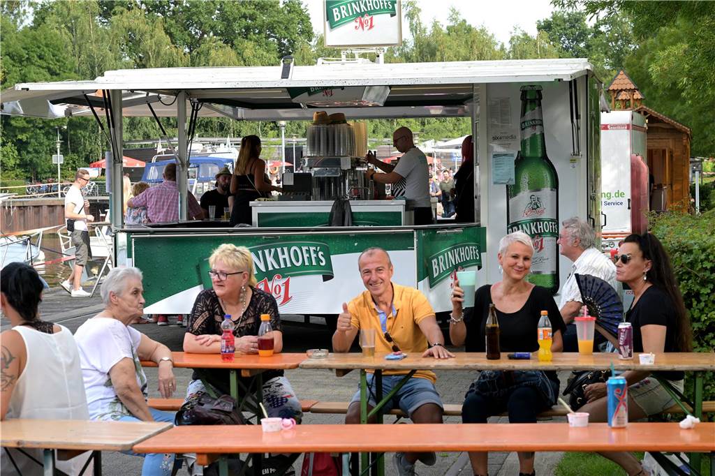 Viel los zum Auftakt: Das Preußenhafenfest ist am Freitag bei bestem Wetter mit vielen Besuchern gestartet.