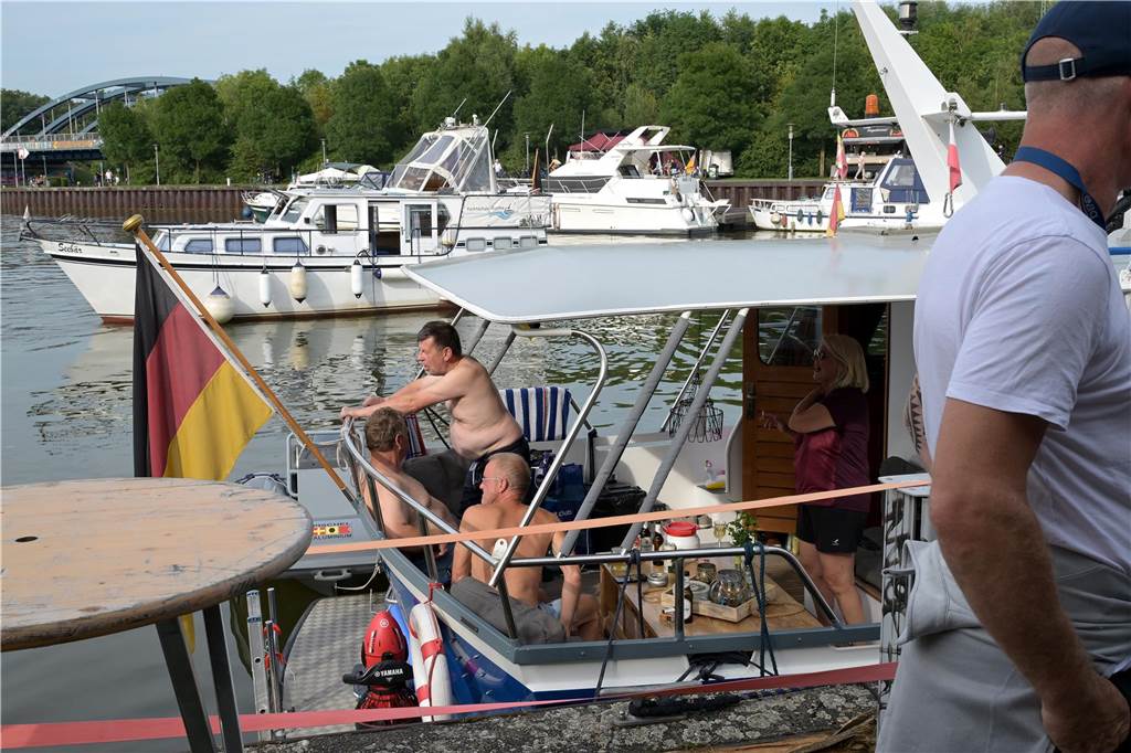 Viel los zum Auftakt: Das Preußenhafenfest ist am Freitag bei bestem Wetter mit vielen Besuchern gestartet.