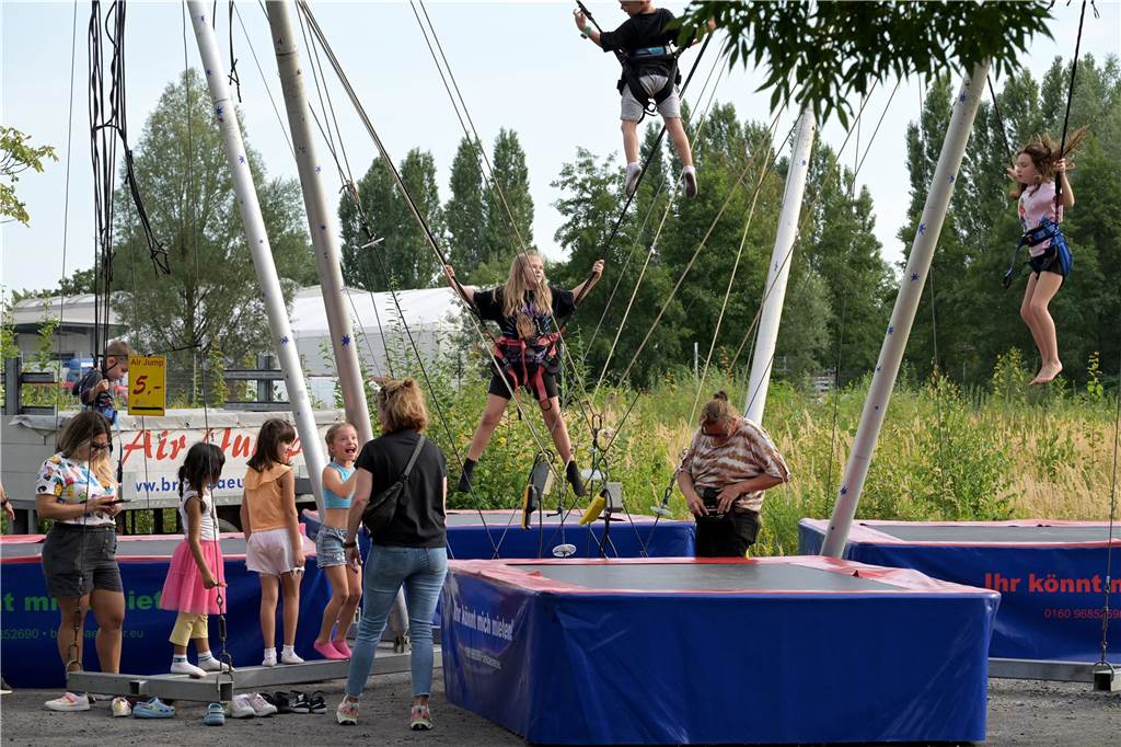 Viel los zum Auftakt: Das Preußenhafenfest ist am Freitag bei bestem Wetter mit vielen Besuchern gestartet.
