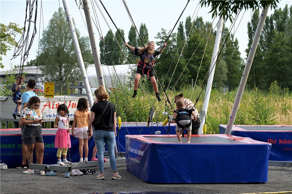 Viel los zum Auftakt: Das Preußenhafenfest ist am Freitag bei bestem Wetter mit vielen Besuchern gestartet.