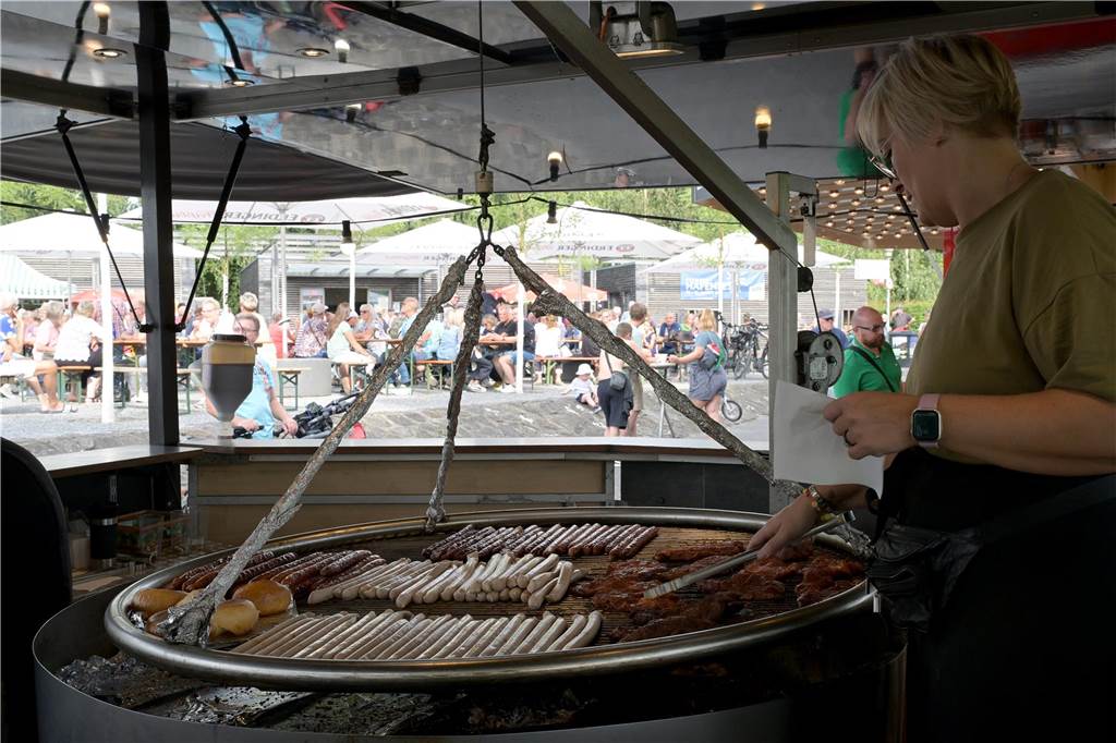 Viel los zum Auftakt: Das Preußenhafenfest ist am Freitag bei bestem Wetter mit vielen Besuchern gestartet.