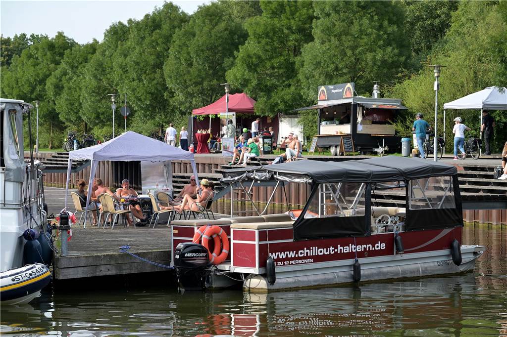 Viel los zum Auftakt: Das Preußenhafenfest ist am Freitag bei bestem Wetter mit vielen Besuchern gestartet.