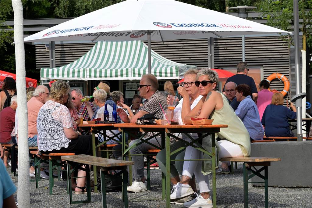 Viel los zum Auftakt: Das Preußenhafenfest ist am Freitag bei bestem Wetter mit vielen Besuchern gestartet.